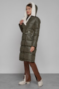 Оптом Пальто утепленное с капюшоном зимнее женское цвета хаки 1322367Kh в Калининграде, фото 6