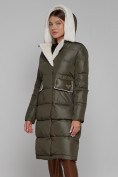 Оптом Пальто утепленное с капюшоном зимнее женское цвета хаки 1322367Kh в Саратове, фото 8