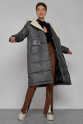 Оптом Пальто утепленное с капюшоном зимнее женское темно-серого цвета 1322367TC в Казани, фото 11
