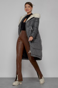 Оптом Пальто утепленное с капюшоном зимнее женское темно-серого цвета 1322367TC в Новокузнецке, фото 14