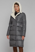 Оптом Пальто утепленное с капюшоном зимнее женское темно-серого цвета 1322367TC в Краснодаре, фото 7
