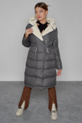 Оптом Пальто утепленное с капюшоном зимнее женское темно-серого цвета 1322367TC в Кемерово, фото 8