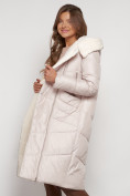 Оптом Пальто утепленное с капюшоном зимнее женское бежевого цвета 132255B в Челябинске, фото 14