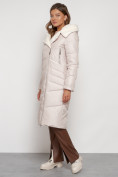 Оптом Пальто утепленное с капюшоном зимнее женское бежевого цвета 132255B в Омске, фото 3