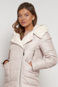 Оптом Пальто утепленное с капюшоном зимнее женское бежевого цвета 132255B в Самаре, фото 16