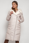 Оптом Пальто утепленное с капюшоном зимнее женское бежевого цвета 132255B в Казани, фото 17