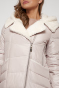 Оптом Пальто утепленное с капюшоном зимнее женское бежевого цвета 132255B в Казани, фото 20