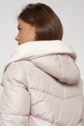 Оптом Пальто утепленное с капюшоном зимнее женское бежевого цвета 132255B в Волгоградке, фото 22