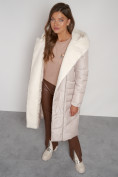 Оптом Пальто утепленное с капюшоном зимнее женское бежевого цвета 132255B в Казани, фото 27
