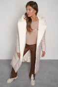 Оптом Пальто утепленное с капюшоном зимнее женское бежевого цвета 132255B в Казани, фото 29