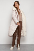 Оптом Пальто утепленное с капюшоном зимнее женское бежевого цвета 132255B в  Красноярске, фото 13