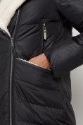 Оптом Пальто утепленное с капюшоном зимнее женское черного цвета 132255Ch в Челябинске, фото 10