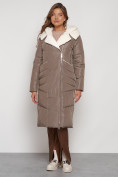 Оптом Пальто утепленное с капюшоном зимнее женское коричневого цвета 132255K в Воронеже