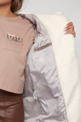 Оптом Пальто утепленное с капюшоном зимнее женское коричневого цвета 132255K в  Красноярске, фото 13