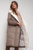 Оптом Пальто утепленное с капюшоном зимнее женское коричневого цвета 132255K в Челябинске, фото 15