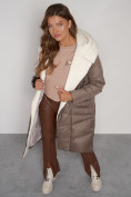 Оптом Пальто утепленное с капюшоном зимнее женское коричневого цвета 132255K в  Красноярске, фото 17