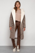 Оптом Пальто утепленное с капюшоном зимнее женское коричневого цвета 132255K в Челябинске, фото 20