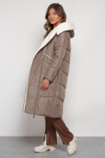 Оптом Пальто утепленное с капюшоном зимнее женское коричневого цвета 132255K в Воронеже, фото 21