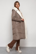Оптом Пальто утепленное с капюшоном зимнее женское коричневого цвета 132255K в Волгоградке, фото 22
