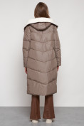 Оптом Пальто утепленное с капюшоном зимнее женское коричневого цвета 132255K в Челябинске, фото 23