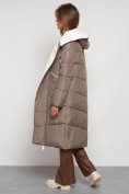Оптом Пальто утепленное с капюшоном зимнее женское коричневого цвета 132255K в Волгоградке, фото 24