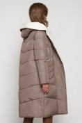 Оптом Пальто утепленное с капюшоном зимнее женское коричневого цвета 132255K в  Красноярске, фото 25