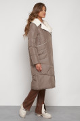 Оптом Пальто утепленное с капюшоном зимнее женское коричневого цвета 132255K в  Красноярске, фото 3