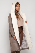 Оптом Пальто утепленное с капюшоном зимнее женское коричневого цвета 132255K в  Красноярске, фото 29