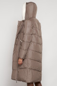 Оптом Пальто утепленное с капюшоном зимнее женское коричневого цвета 132255K в Хабаровске, фото 31