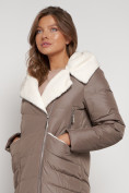 Оптом Пальто утепленное с капюшоном зимнее женское коричневого цвета 132255K в  Красноярске, фото 7