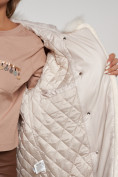 Оптом Пальто утепленное с капюшоном зимнее женское бежевого цвета 132290B в Волгоградке, фото 15