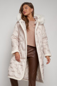 Оптом Пальто утепленное с капюшоном зимнее женское бежевого цвета 132290B в Челябинске, фото 17