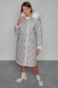 Оптом Пальто утепленное с капюшоном зимнее женское светло-серого цвета 132290SS в  Красноярске, фото 10