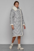 Оптом Пальто утепленное с капюшоном зимнее женское светло-серого цвета 132290SS, фото 3
