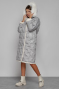 Оптом Пальто утепленное с капюшоном зимнее женское светло-серого цвета 132290SS, фото 6