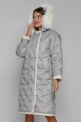 Оптом Пальто утепленное с капюшоном зимнее женское светло-серого цвета 132290SS в Волгоградке, фото 8