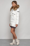 Оптом Куртка зимняя женская модная с мехом белого цвета 132298Bl в Казани, фото 2