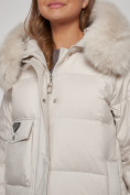 Оптом Куртка зимняя женская модная с мехом бежевого цвета 13301B в Казани, фото 15