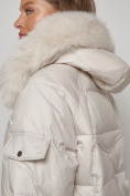 Оптом Куртка зимняя женская модная с мехом бежевого цвета 13301B в Казани, фото 16