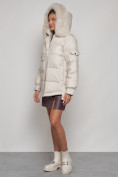 Оптом Куртка зимняя женская модная с мехом бежевого цвета 13301B в Екатеринбурге, фото 6