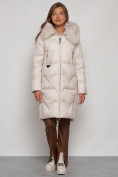 Оптом Пальто утепленное с капюшоном зимнее женское бежевого цвета 13305B в Омске