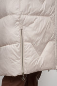 Оптом Пальто утепленное с капюшоном зимнее женское бежевого цвета 13305B в Сочи, фото 10
