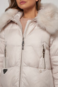 Оптом Пальто утепленное с капюшоном зимнее женское бежевого цвета 13305B в Самаре, фото 11