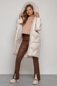 Оптом Пальто утепленное с капюшоном зимнее женское бежевого цвета 13305B в Сочи, фото 14