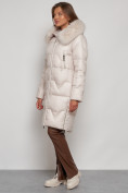 Оптом Пальто утепленное с капюшоном зимнее женское бежевого цвета 13305B в Сочи, фото 2