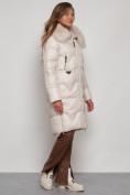Оптом Пальто утепленное с капюшоном зимнее женское бежевого цвета 13305B в Уфе, фото 3