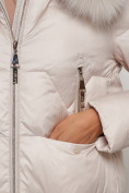 Оптом Пальто утепленное с капюшоном зимнее женское бежевого цвета 13305B в Перми, фото 7