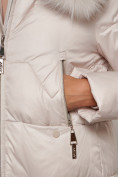 Оптом Пальто утепленное с капюшоном зимнее женское бежевого цвета 13305B в Ульяновске, фото 8