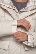 Оптом Зимняя женская куртка модная с капюшоном бежевого цвета 133105B в Казани, фото 14
