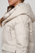 Оптом Зимняя женская куртка модная с капюшоном бежевого цвета 133105B в Казани, фото 15